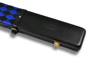 Lederkoffer Schwarz mit kleinen royal-blauen Diamanten für 3/4-geteilte Queues nah